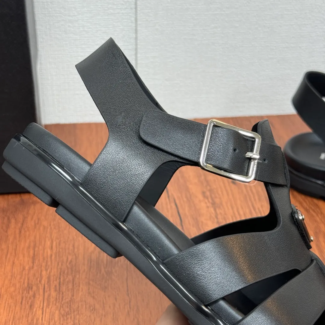 Batch 720 Prada/Prada men's counter simultaneously ships new rubber fisherman sandals! Made in Guangzhou, with a full calfskin upper, this sandal reinterprets vintage beach sandals with contemporary lines and details, and is made of rubber. It is also decorated with the Prada series' iconic enameled triangular metal logo, silver metal buckle closure, genuine leather insole, white classic logo logo, and thin rubber sole for excellent foot comfort. Size: 39-40-41-42-43-44-45 Leather shoe size Item number: 2X3119 Black cowhide